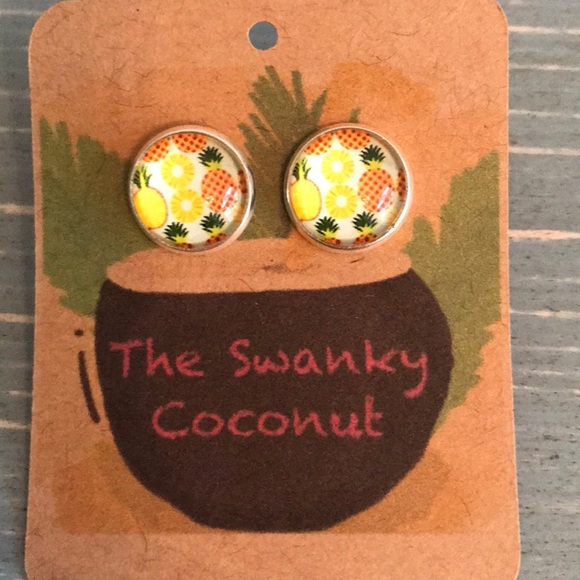 💕🏝Bundle! Shorts, two tanks and earrings! 😍 - Picture 5 of 8